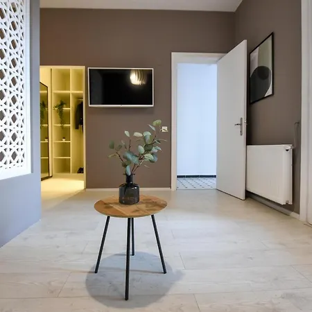Honey, I'm Home. Sala Palatului Διαμέρισμα *